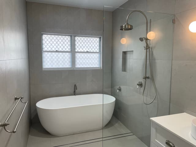 Hamptons-Style Home - Photo 2