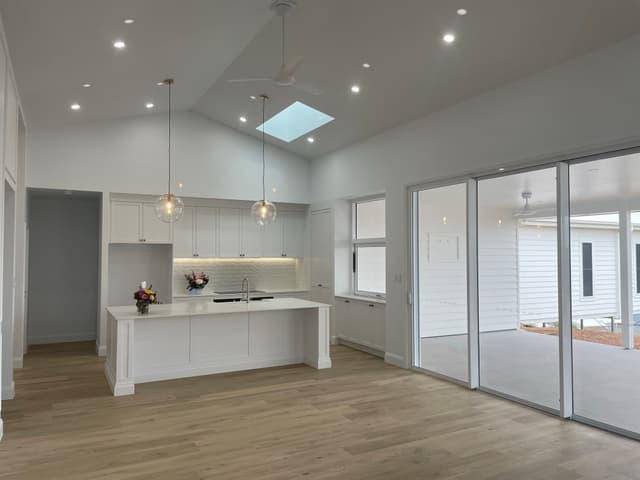 Hamptons-Style Home - Photo 7