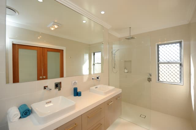 Sloping Block Contemporary - Photo 2