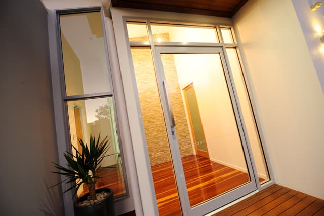 Sloping Block Contemporary - Photo 4