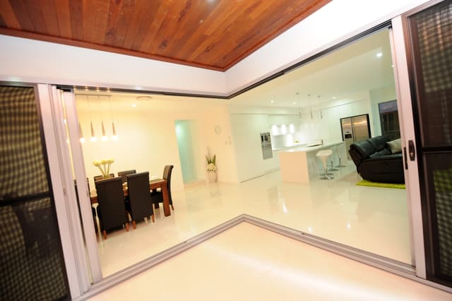 Sloping Block Contemporary - Photo 5